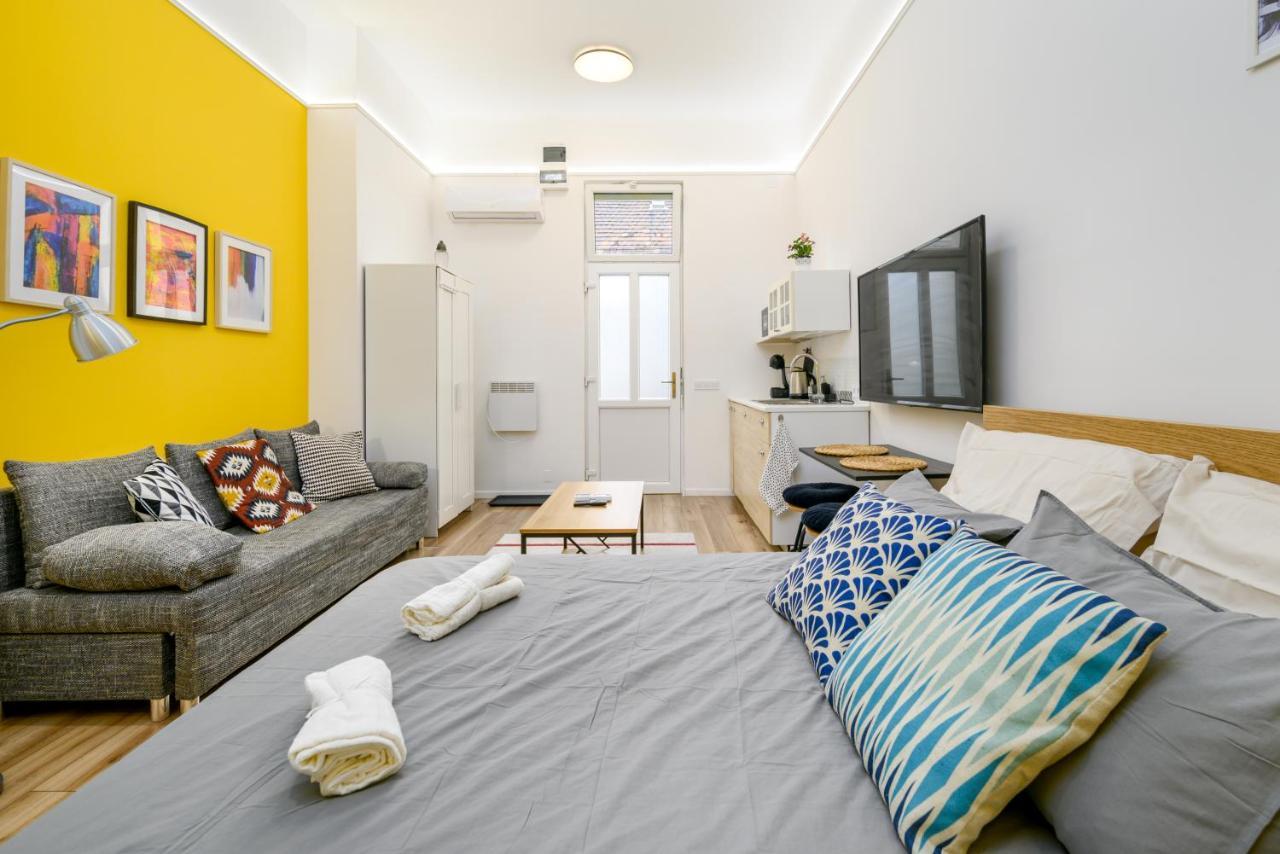 Stylish Yellow Suite In The Heart Of Boedapest Buitenkant foto