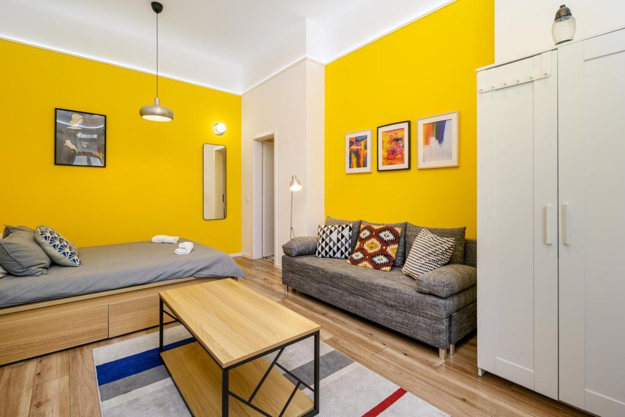 Stylish Yellow Suite In The Heart Of Boedapest Buitenkant foto