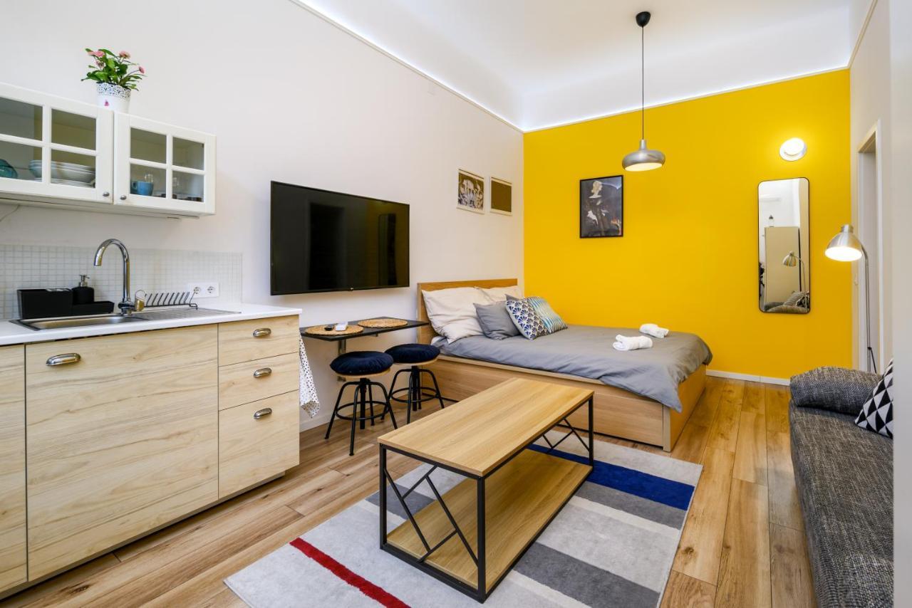 Stylish Yellow Suite In The Heart Of Boedapest Buitenkant foto