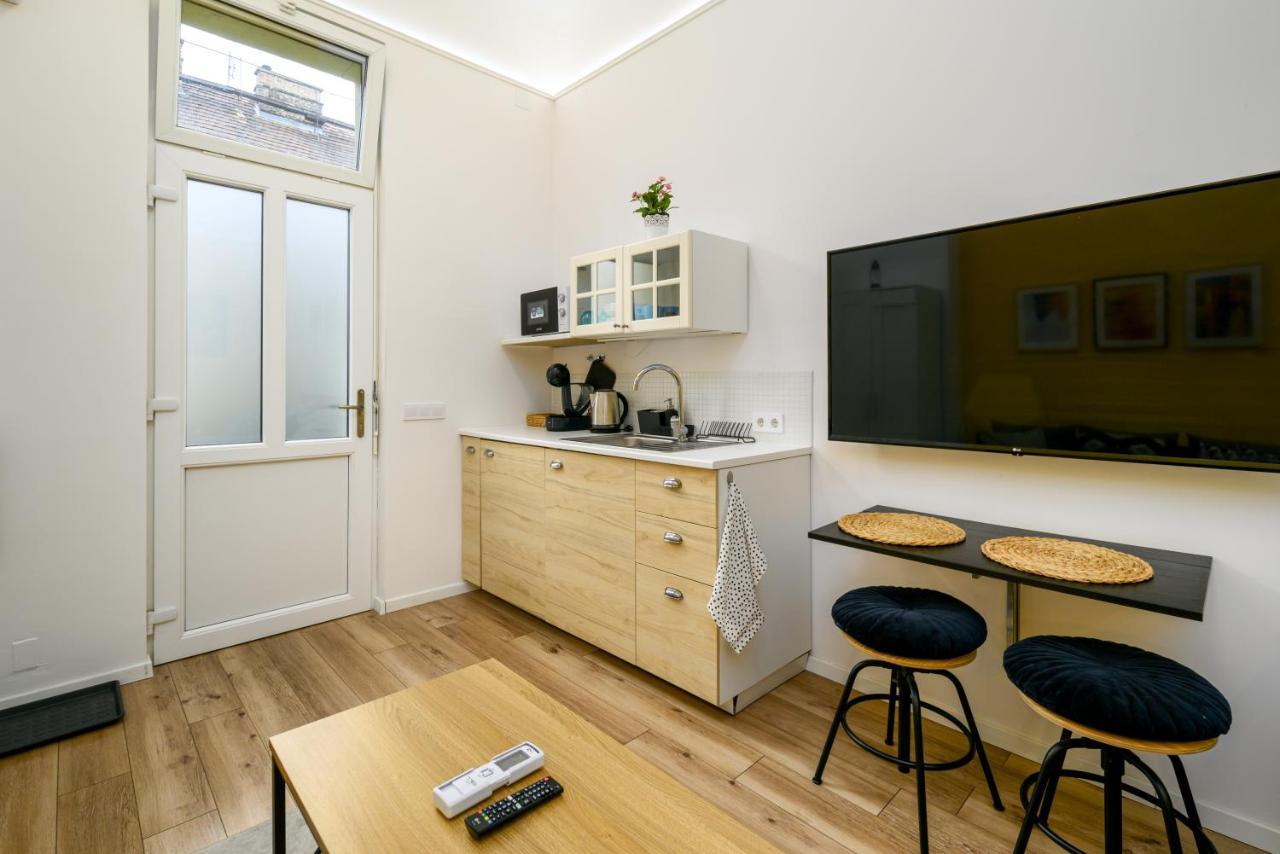Stylish Yellow Suite In The Heart Of Boedapest Buitenkant foto