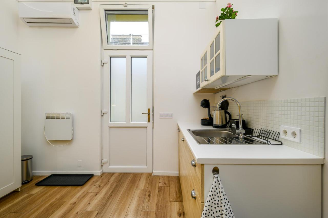 Stylish Yellow Suite In The Heart Of Boedapest Buitenkant foto