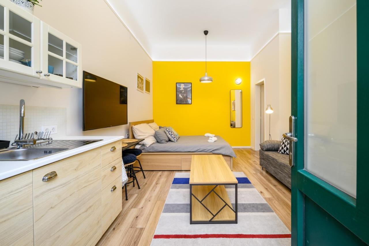 Stylish Yellow Suite In The Heart Of Boedapest Buitenkant foto